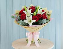 Букет цветов из:  Лилии и Розы в Ивантеевке Саратовской области