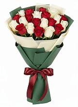 Букет Микс из красных и белых роз в Ивантеевке Саратовской области