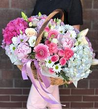 Цветочная композиция из Розы, Хризантемы, Пионы и Лизиантусы в корзине в Ивантеевке Саратовской области