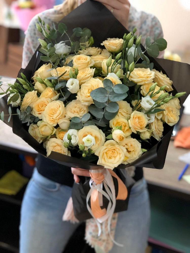 Букет цветов из: Розы и Лизиантусы в Ивантеевке Саратовской области