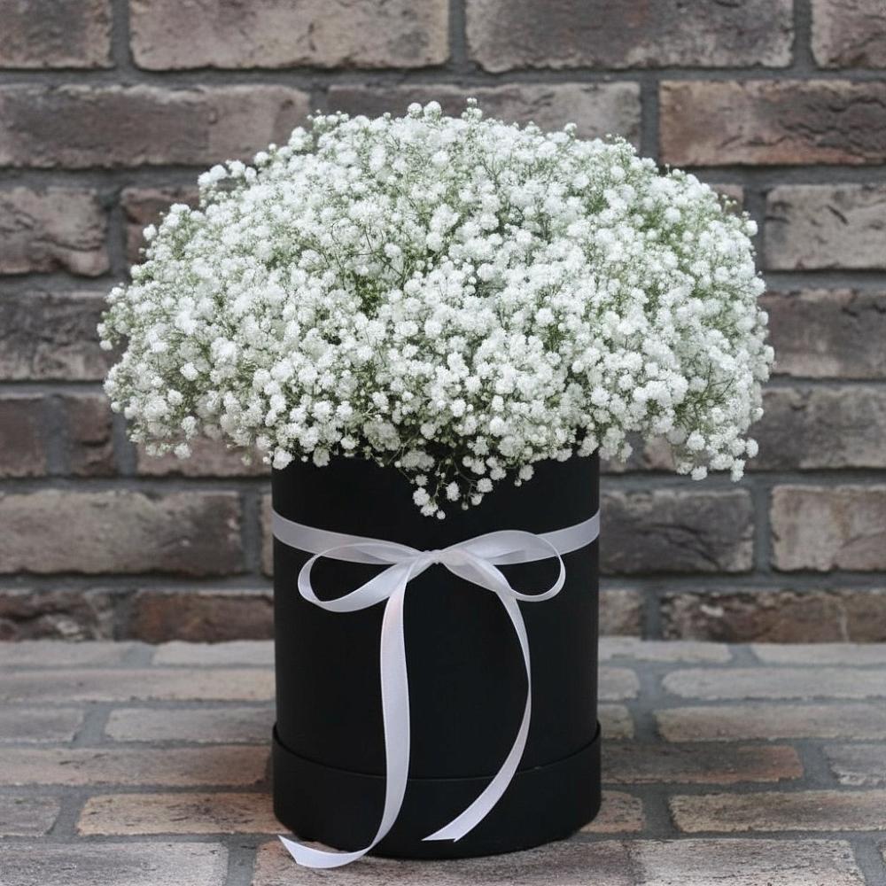 Цветочная композиция из Гипсофила в шляпной коробке в Ивантеевке Саратовской области