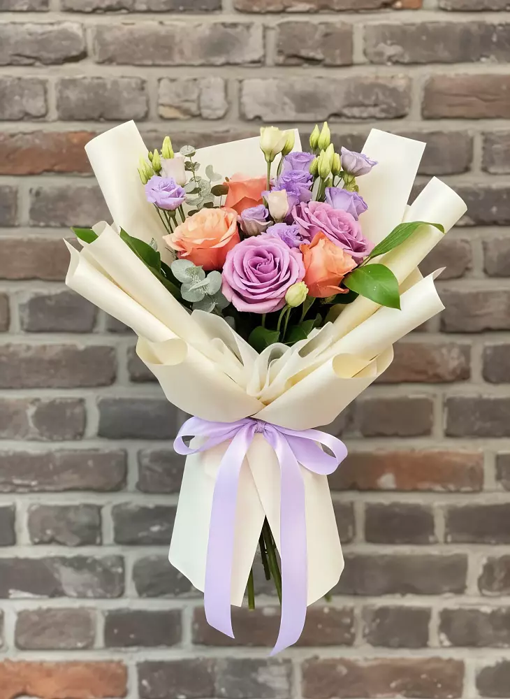 Букет цветов из: Лизиантусы и Розы в Ивантеевке Саратовской области