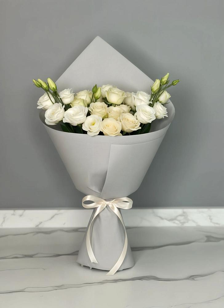 Букет цветов из: Розы и Лизиантусы в Ивантеевке Саратовской области