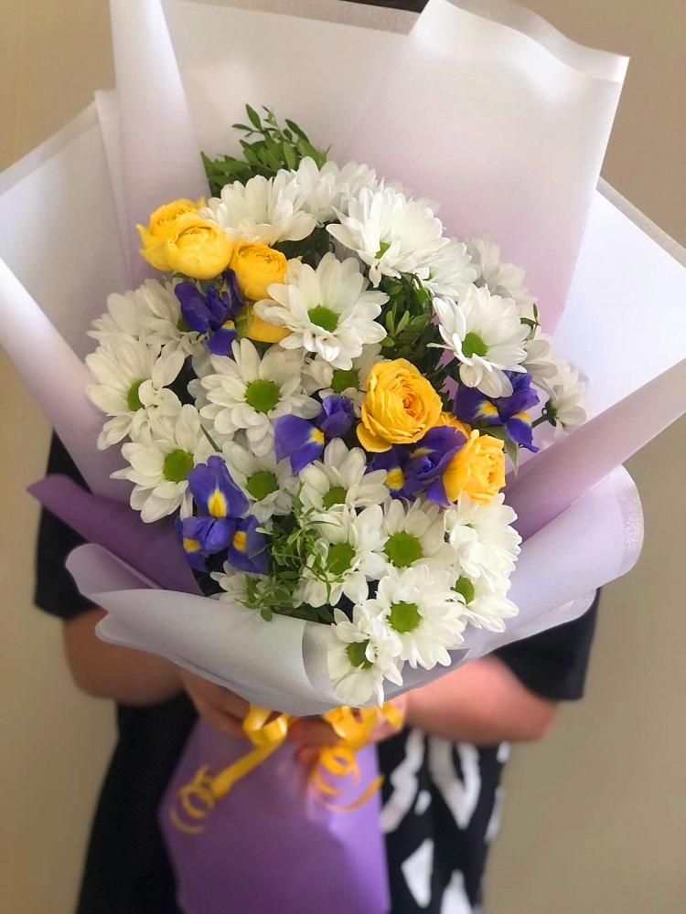 Букет цветов из: Ирисы, Хризантемы и Розы в Ивантеевке Саратовской области