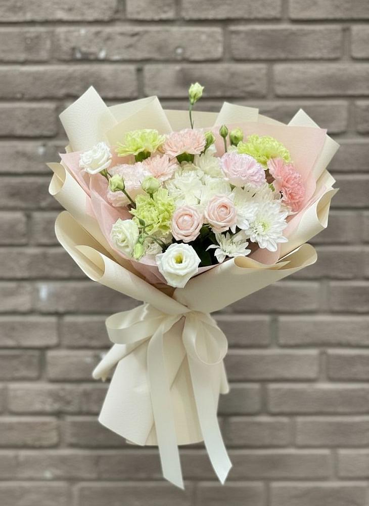 Букет цветов из: Гвоздики, Розы, Лизиантусы и Хризантемы в Ивантеевке Саратовской области