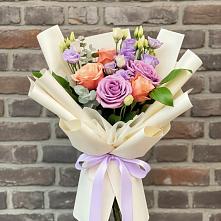 Букет цветов из:  Лизиантусы и Розы в Ивантеевке Саратовской области