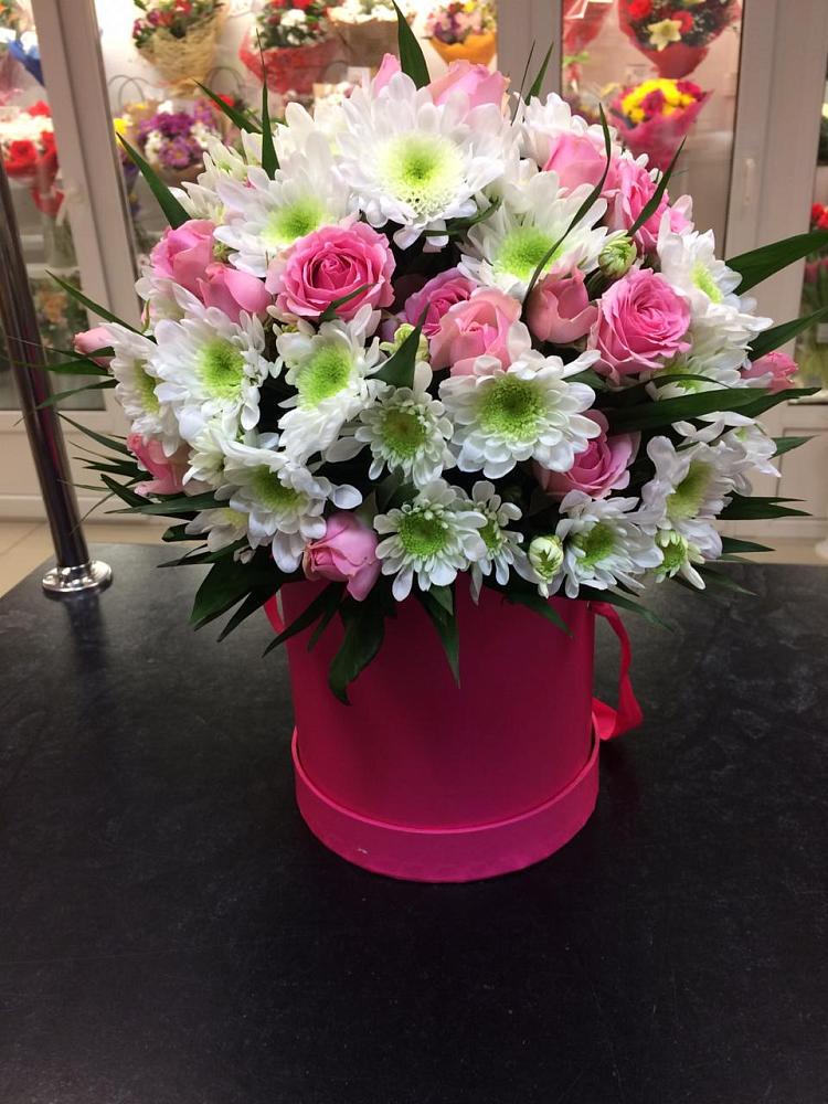 Цветочная композиция из Розы и Хризантемы в шляпной коробке в Ивантеевке Саратовской области