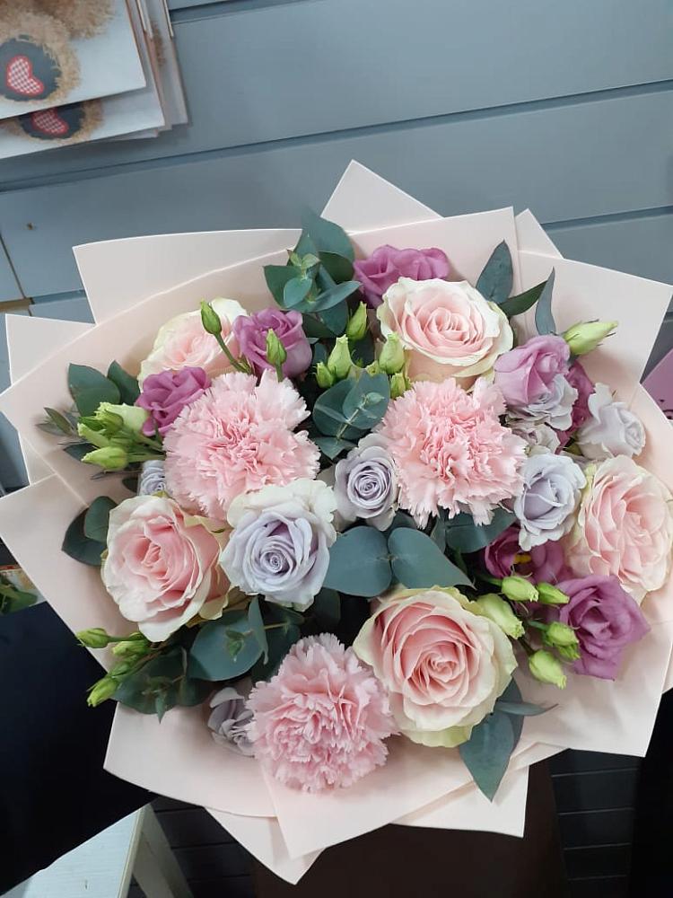 Букет цветов из: Розы, Гвоздики и Лизиантусы в Ивантеевке Саратовской области