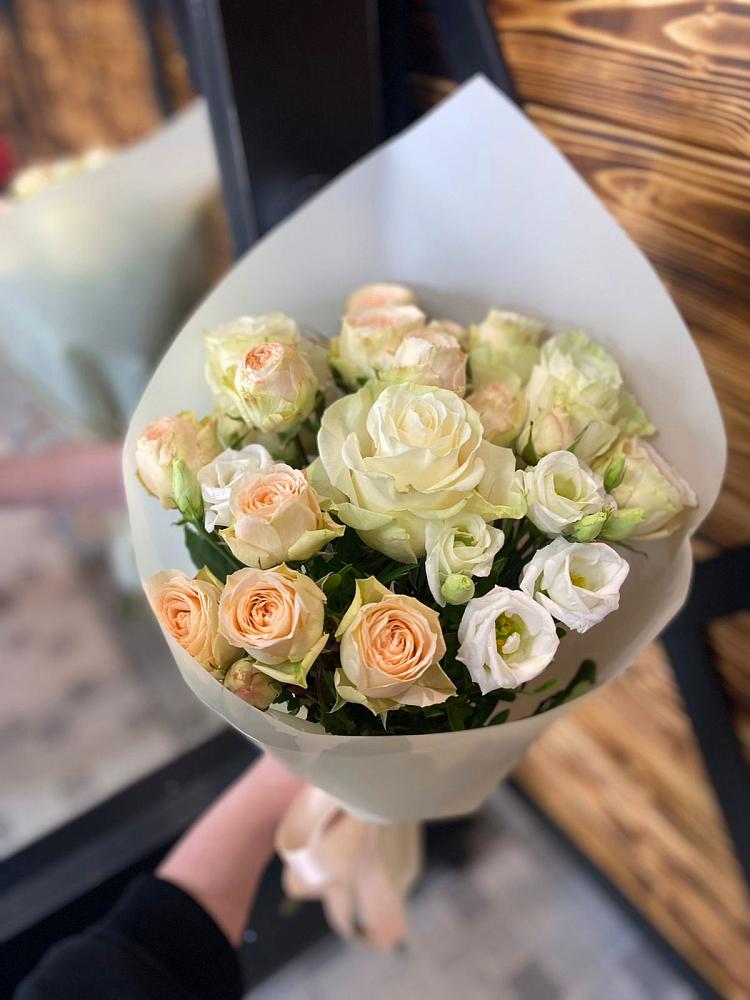 Букет цветов из: Розы и Лизиантусы в Ивантеевке Саратовской области